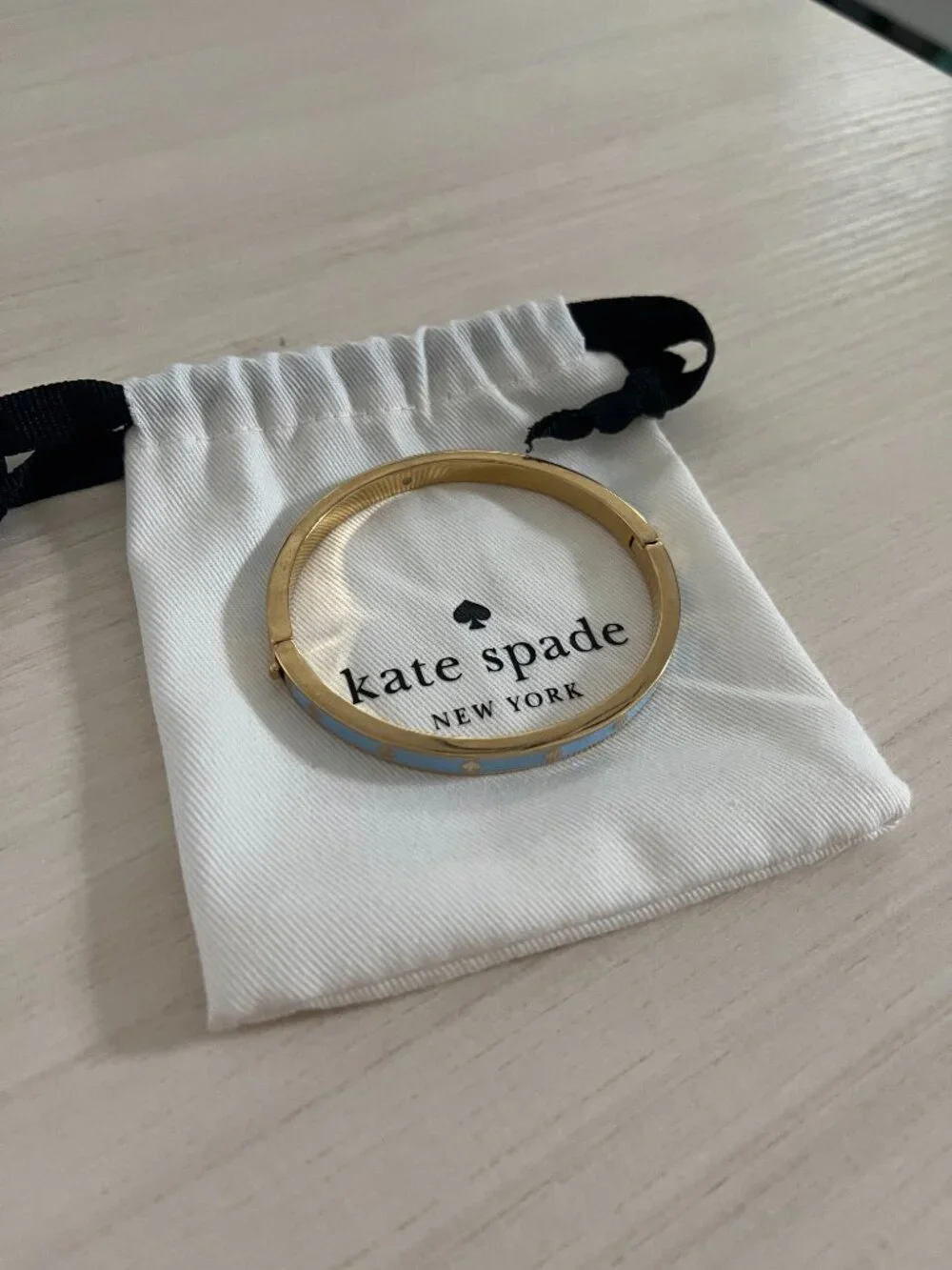 NWOT Kate Spade Spot the Spade Hinged Bangle Light Blue - Picture 4 of 4
